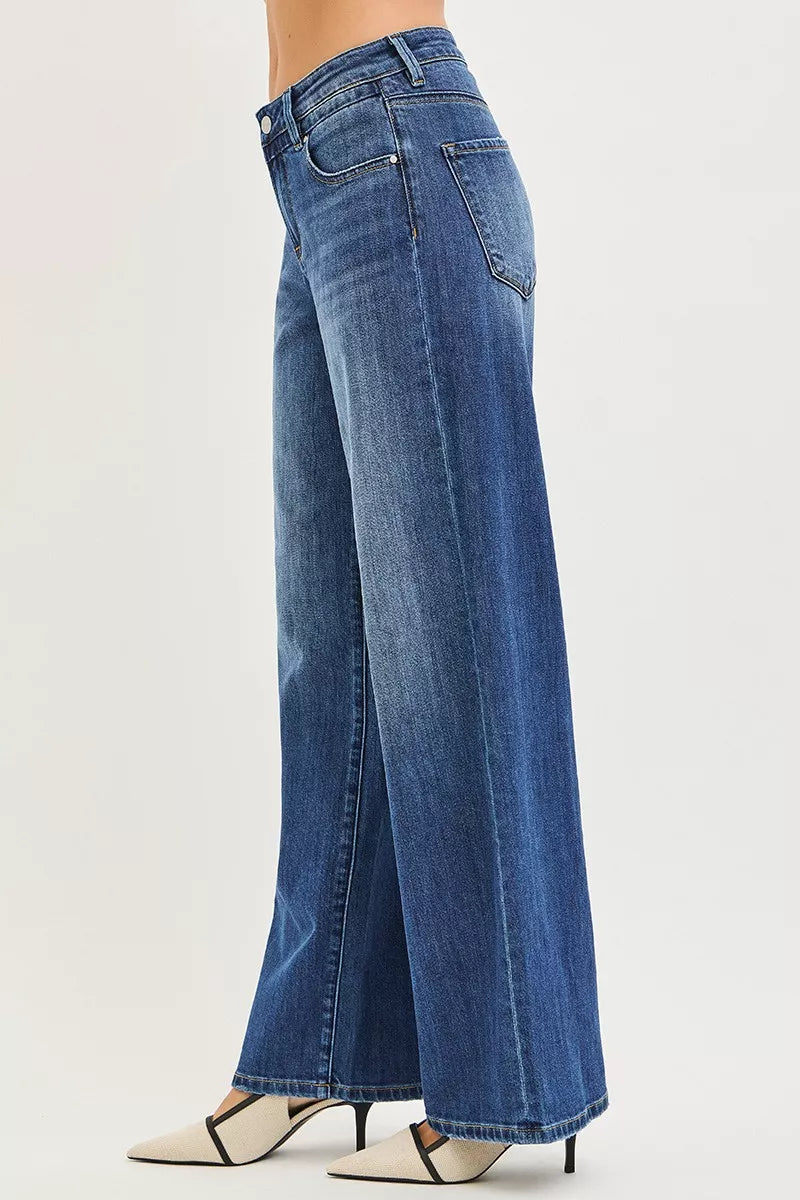Seitliche Ansicht der Baggy-Jeans: dunkle Waschung, durchgehende Nähte, Rückentaschen