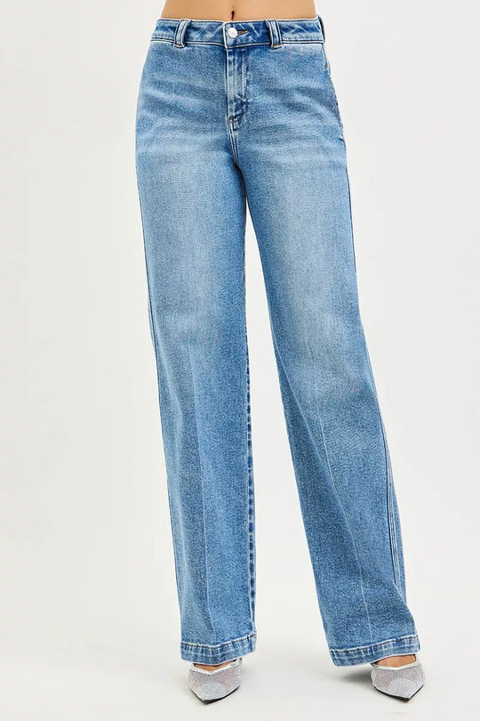 Jeans mit gerade fallendem Schnitt, Medium-Wash; Knopf- und Reißverschluss