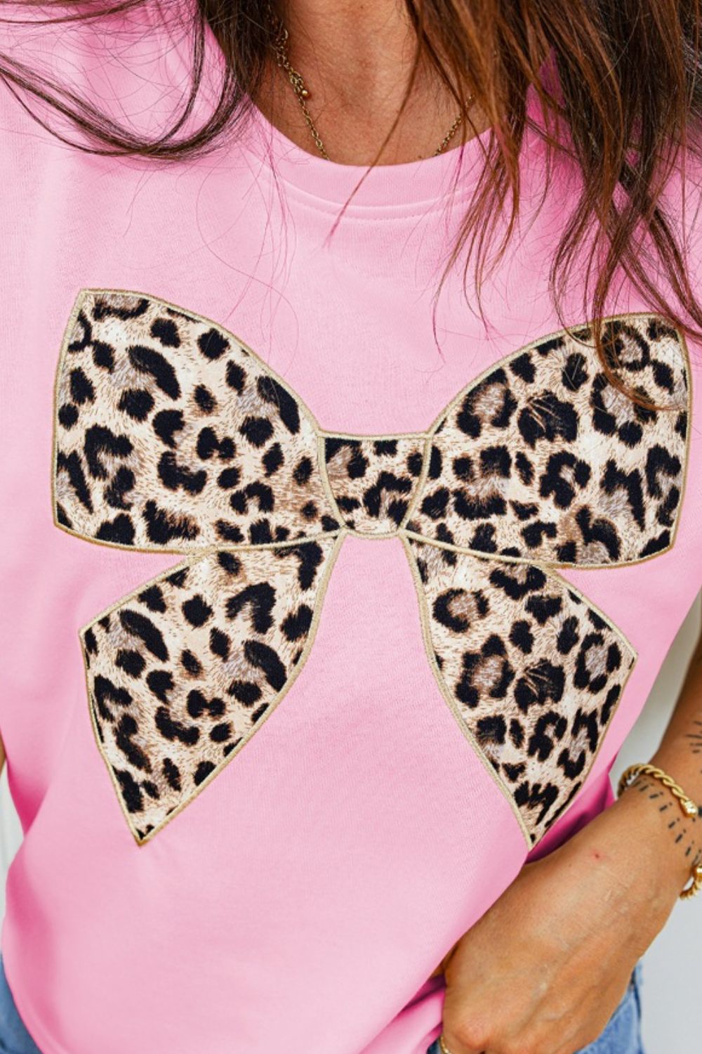Pink relaxed-fit T-shirt with leopard bow graphic, crew neck