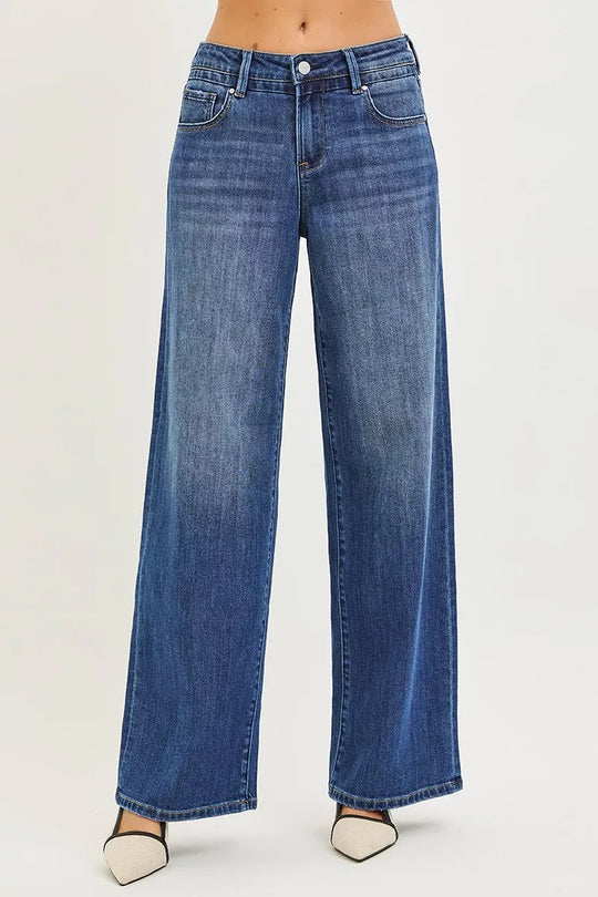 Weite Jeans mit dunkler Waschung, Knopfverschluss, Gürtelschlaufen und Fronttaschen