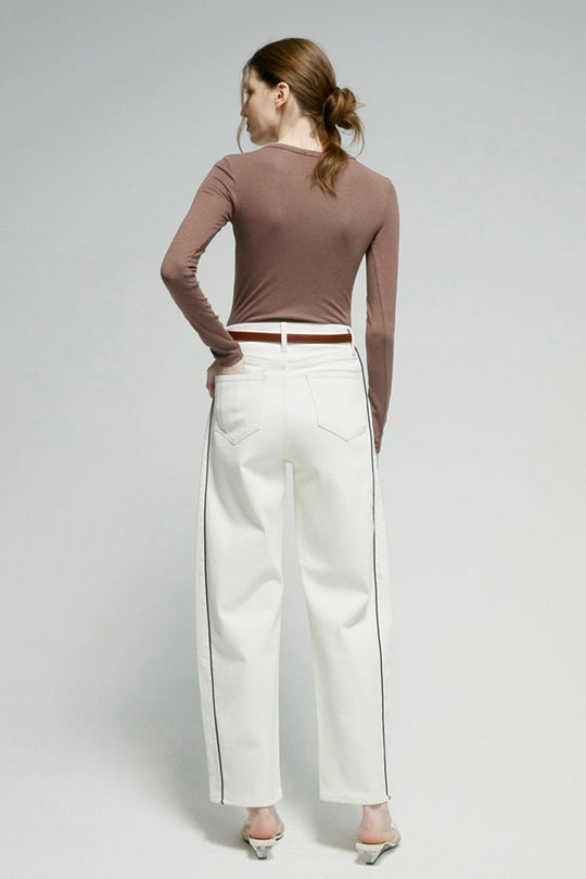 Back view: white ankle jeans with contrast side seams and belt loops
