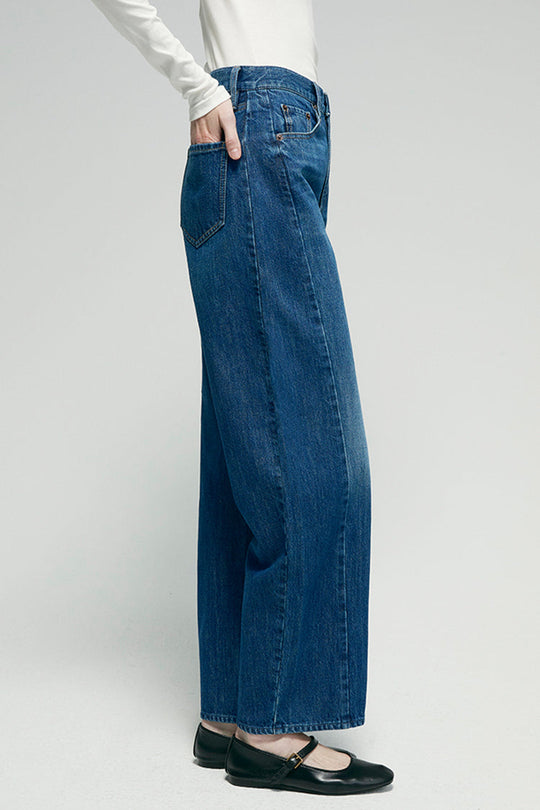 Blue denim ankle jeans, side seam detail and large front pocket