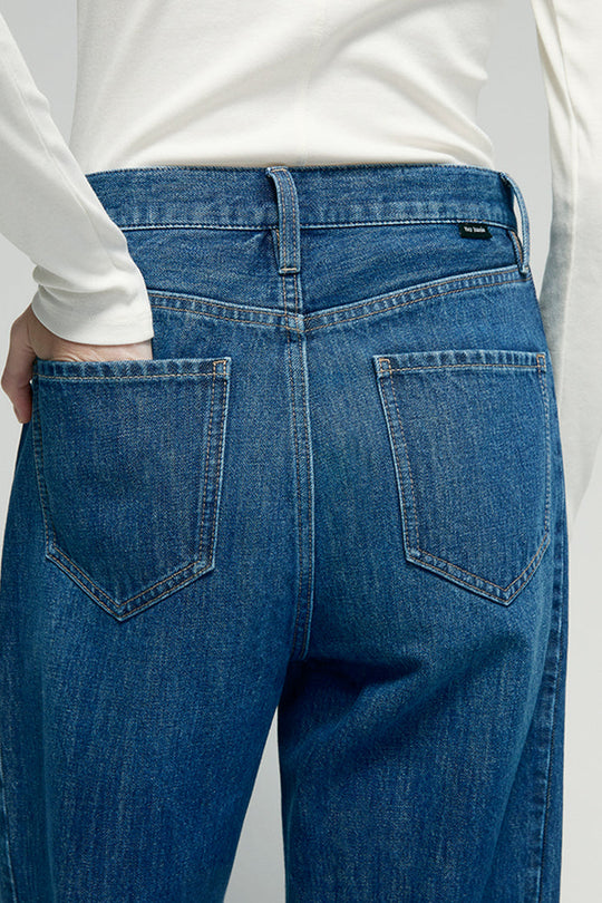 Blue denim ankle jeans, back yoke and two back pockets with stitched seams