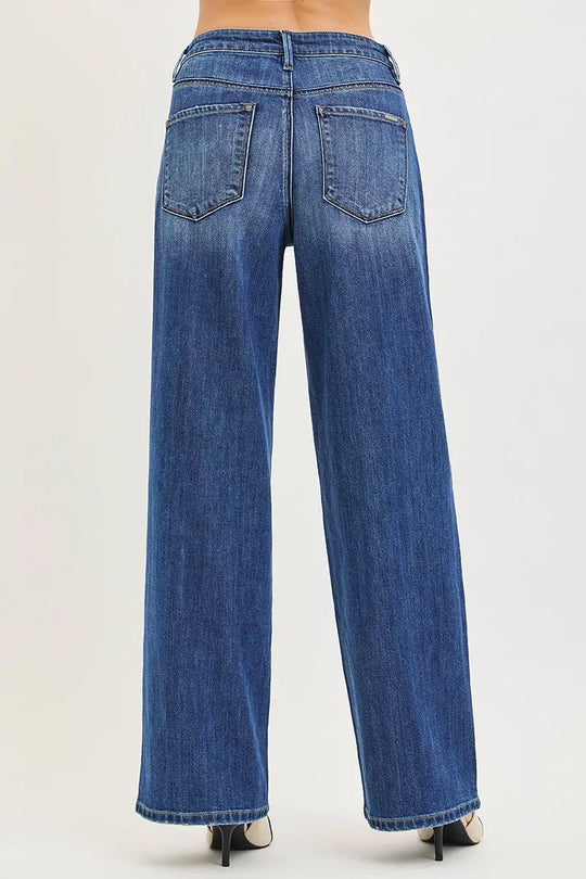 Rückansicht Baggy-Jeans mit dunkler Waschung, zwei Gesäßtaschen und Bund mit Knopf