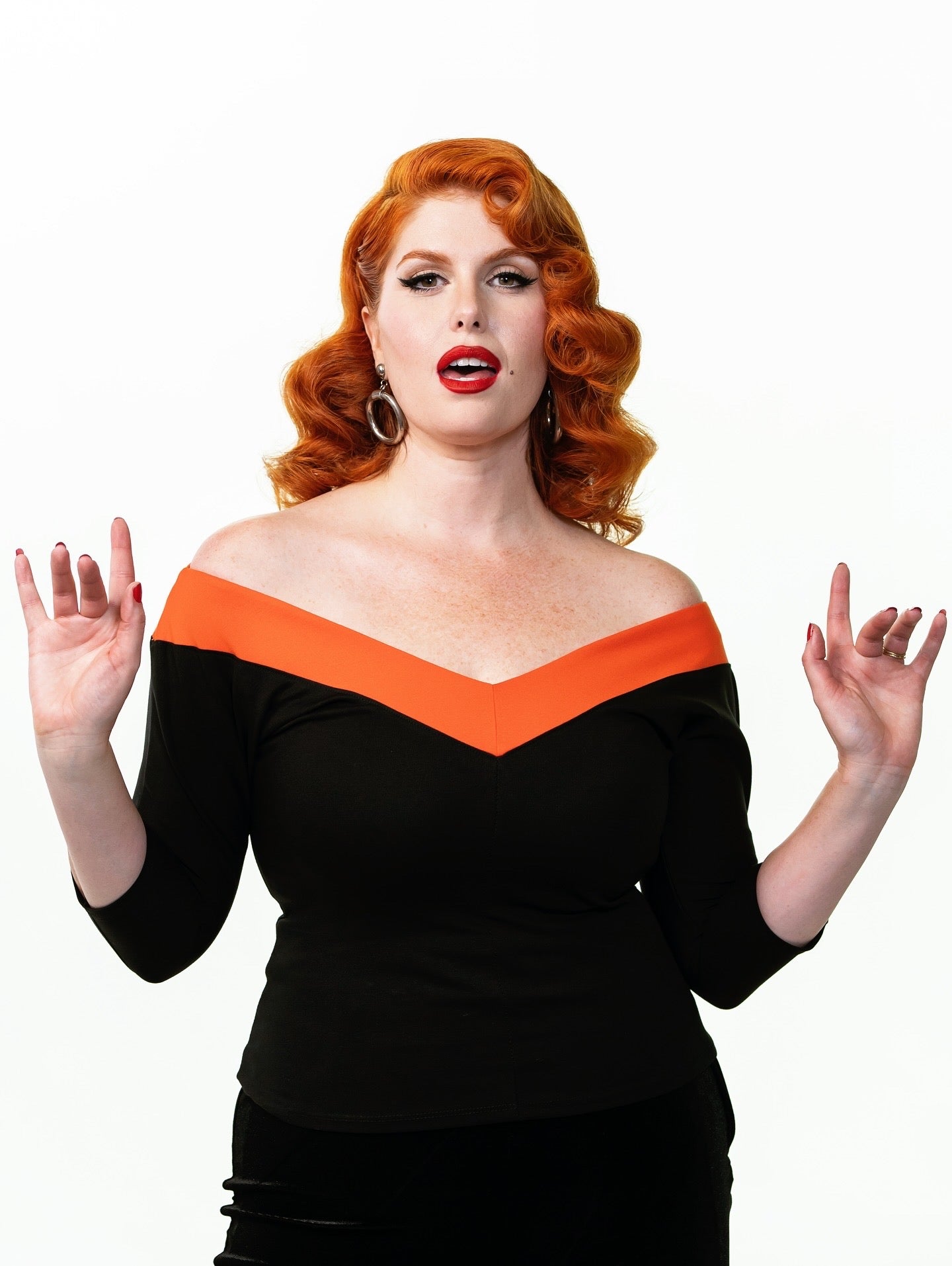 Midcentury V Top in Black mit orangefarbener V-Ausschnitt-Verstärkung
