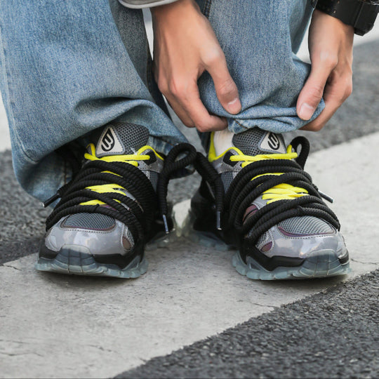 ICON V2 Shadow Sneaker auf den Füßen, schwarz/grau mit neon-gelben Schnürsenkeln