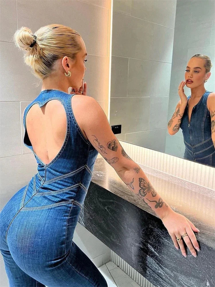 Blauer Denim-Overall mit Herz-Rückenausschnitt, Ziernähten und langem Schlagbein