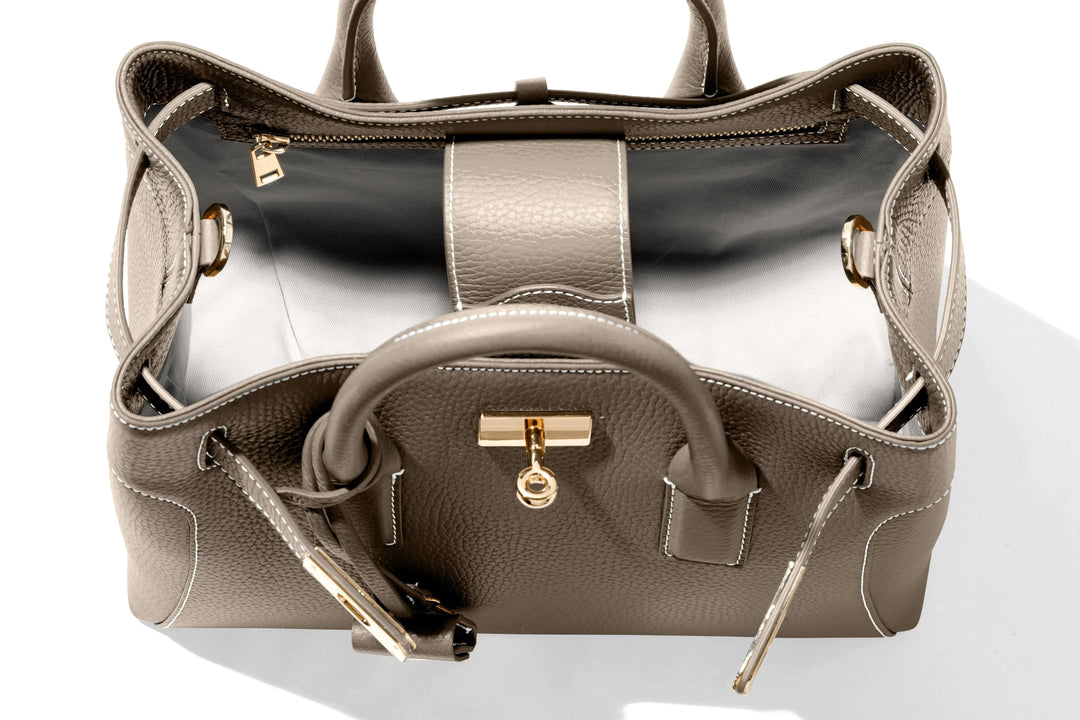 THE SHARON CLAUDIA Innenansicht mit Reißverschluss, Innenfach und Taschenzugriff in Taupe