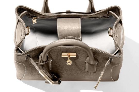 THE SHARON CLAUDIA Innenansicht mit Reißverschluss, Innenfach und Taschenzugriff in Taupe