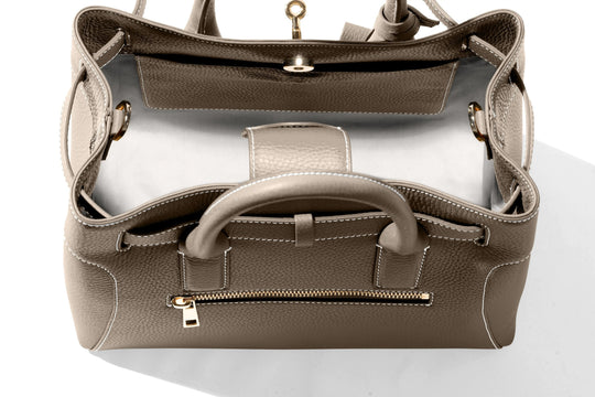 THE SHARON CLAUDIA Innenseite der Taupe Handtasche mit Reißverschlussfach und Futter