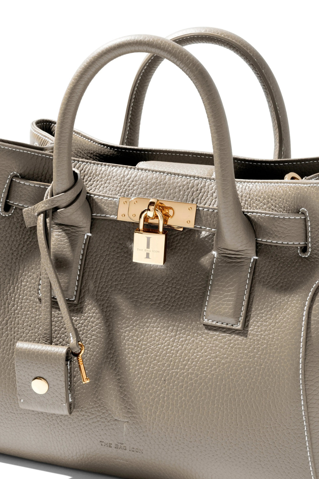 THE SHARON CLAUDIA Detail: Taupe Handtasche mit Schließe, Zipper-Akzent und Schlüsselanhänger