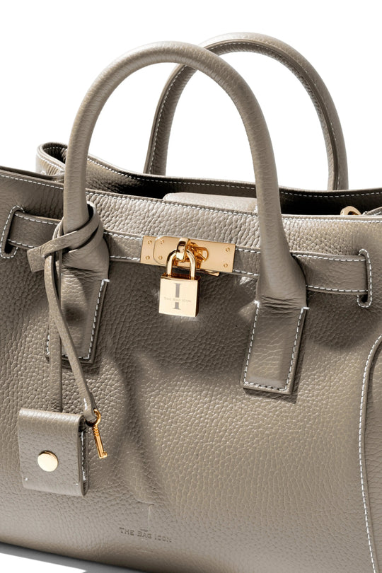 THE SHARON CLAUDIA Detail: Taupe Handtasche mit Schließe, Zipper-Akzent und Schlüsselanhänger