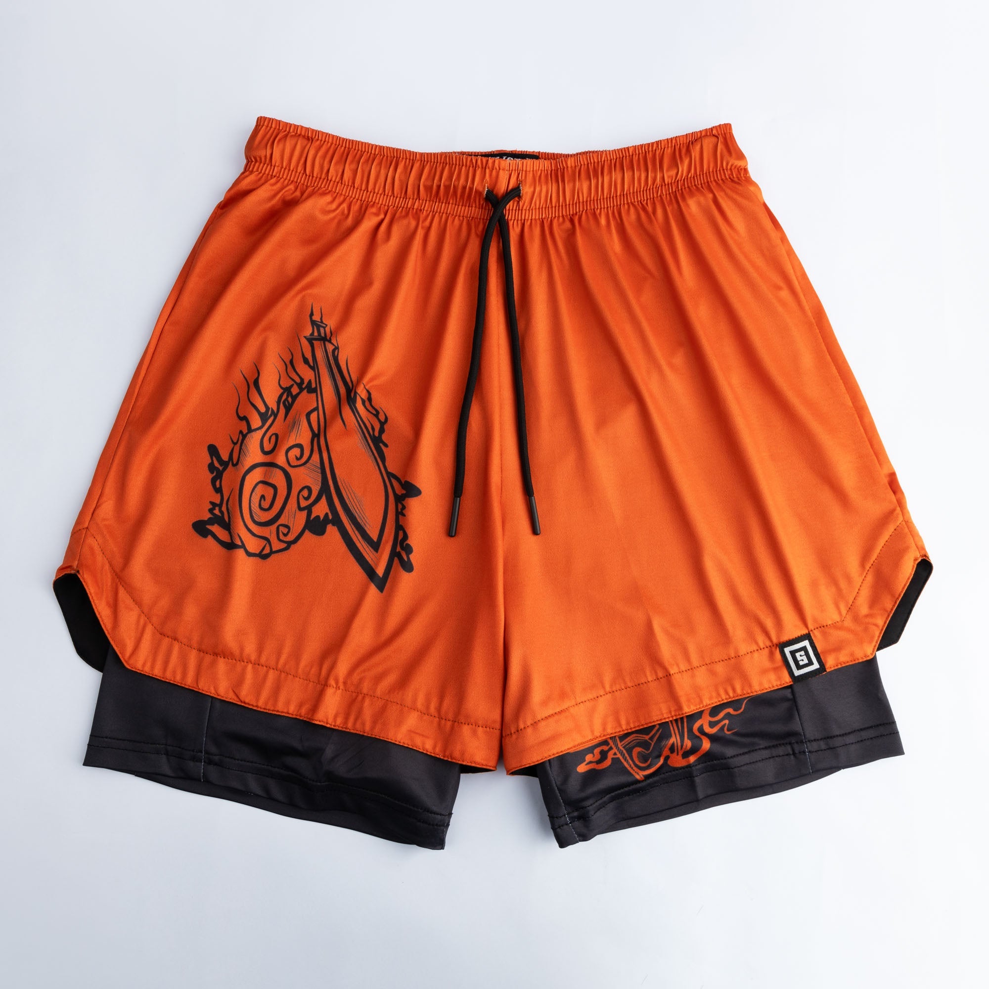 Orange Shorts mit schwarzem Kordelzug, Tribal-Grafik vorn und schwarzem Kontrastbund