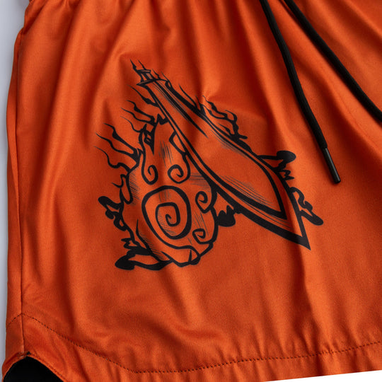 Orange Shorts mit schwarzem Tribal-Print und sichtbarer Kordel am Bund