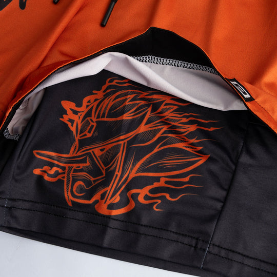 Offene Shorts-Innenseite: schwarze Futterfläche mit orangefarbenem Grafikprint