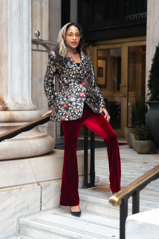 Krimére Blazer vorne im Sitzen/Stehen, schwarzes Blumenmuster, Revers und Knöpfe