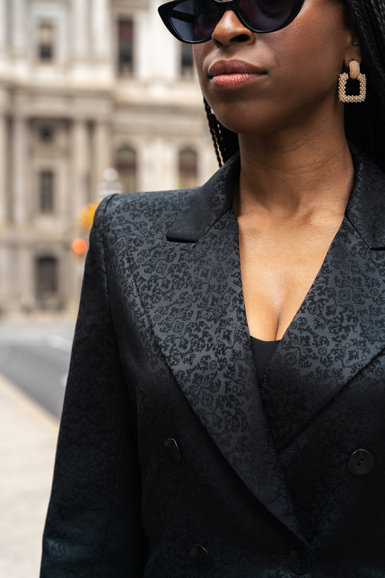 Premier Blazers: schwarzer gemusterter Blazer, Nahaufnahme von Revers und Knöpfen
