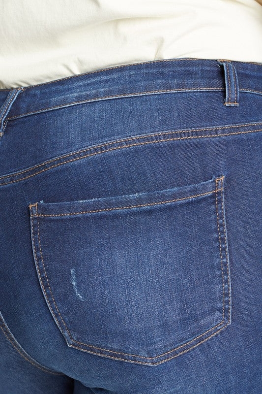 Curvy destructed ankle skinny jean close-up of front pocket in medium wash