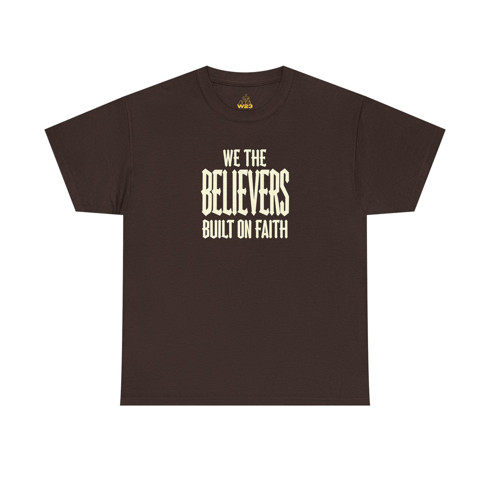 We The Believers T-Shirt (braun): großer Frontprint „WE THE BELIEVERS BUILT ON FAITH“