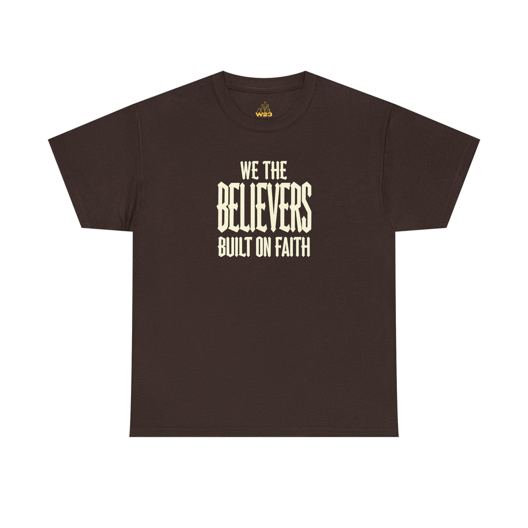 We The Believers T-Shirt (braun): großer Frontprint „WE THE BELIEVERS BUILT ON FAITH“
