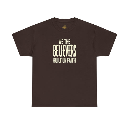 We The Believers T-Shirt (braun): großer Frontprint „WE THE BELIEVERS BUILT ON FAITH“