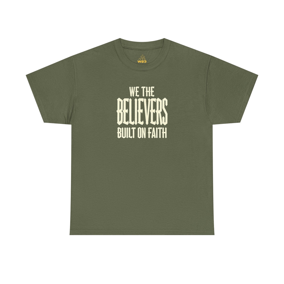 We The Believers T-Shirt (militärgrün): Frontprint „WE THE BELIEVERS BUILT ON FAITH“