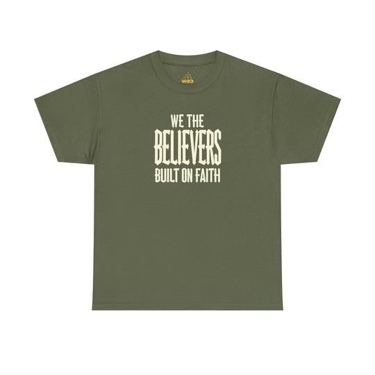 We The Believers T-Shirt (militärgrün): Frontprint „WE THE BELIEVERS BUILT ON FAITH“