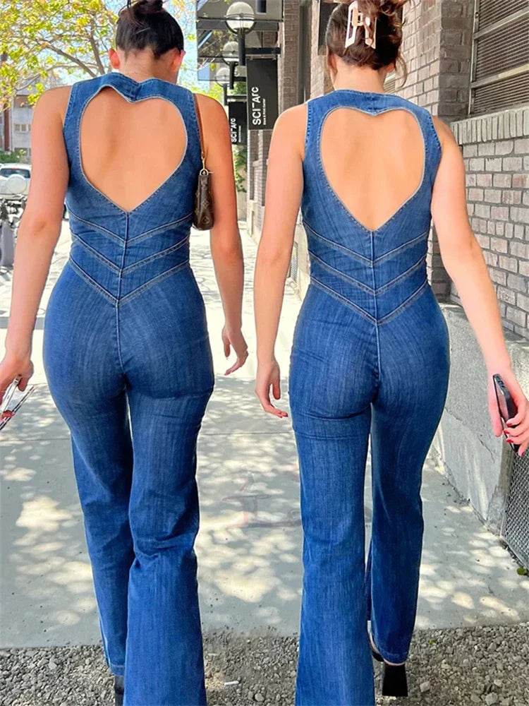 Blauer Denim-Overall mit tiefem Herz-Rückenausschnitt und figurbetonter Vorderseite