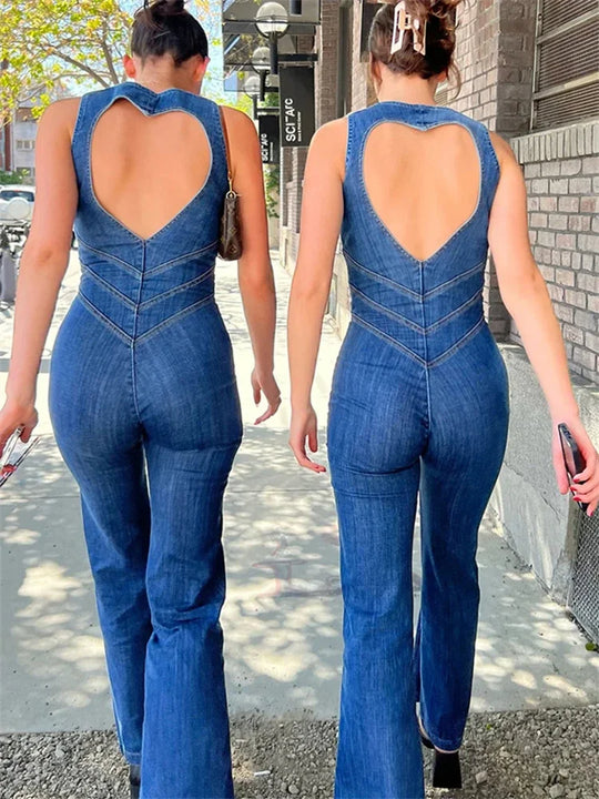 Blauer Denim-Overall mit tiefem Herz-Rückenausschnitt und figurbetonter Vorderseite