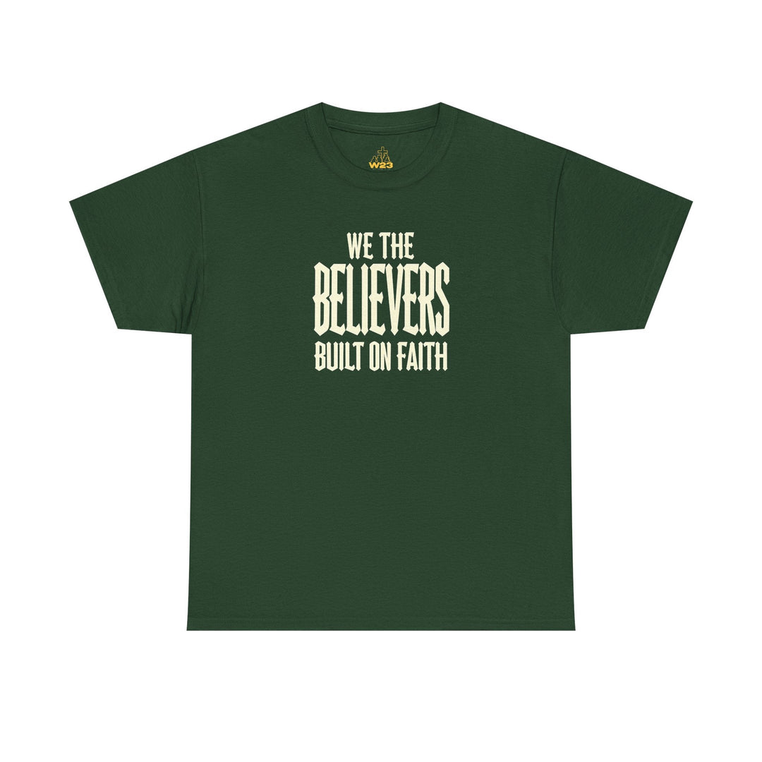 We The Believers T-Shirt (dunkelgrün): Frontprint „WE THE BELIEVERS BUILT ON FAITH“
