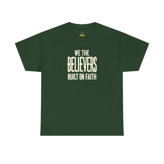 We The Believers T-Shirt (dunkelgrün): Frontprint „WE THE BELIEVERS BUILT ON FAITH“