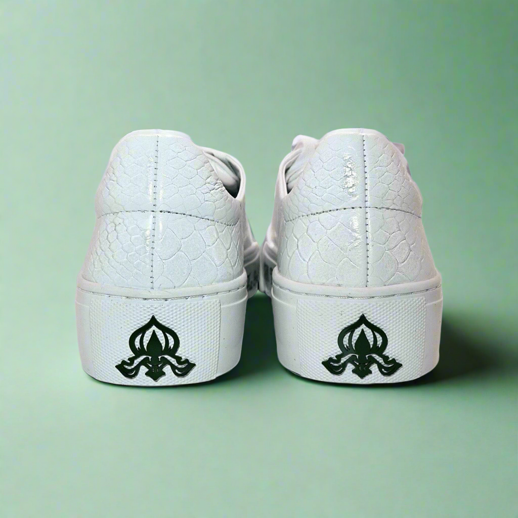 Weiße Rückansicht der Sneaker mit Schlangenmuster und grünem Wappen-Logo am Absatz