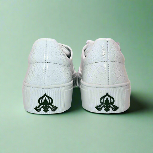 Weiße Rückansicht der Sneaker mit Schlangenmuster und grünem Wappen-Logo am Absatz