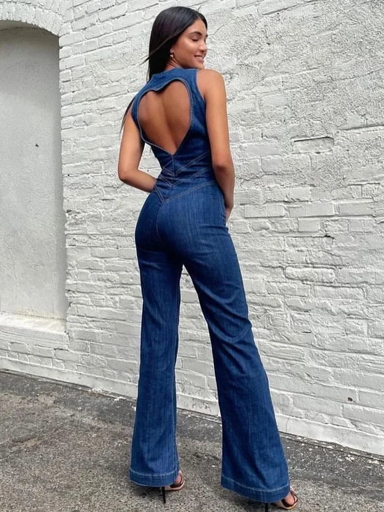 Blauer Denim-Overall mit Herz-Ausschnitt am Rücken, schmal sitzende Passform, Schlagbeine