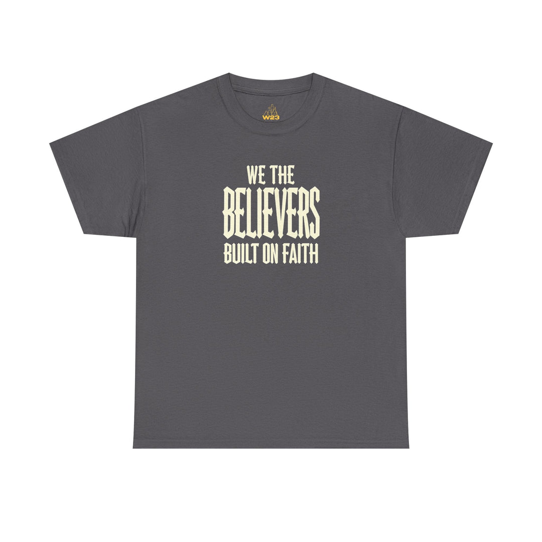 We The Believers T-Shirt (charcoal): Frontprint „WE THE BELIEVERS BUILT ON FAITH“