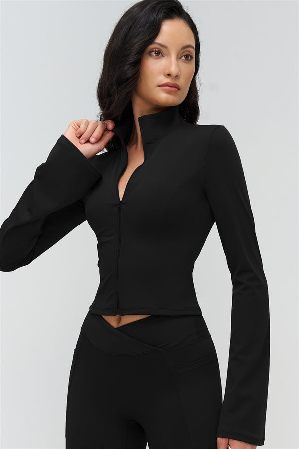 Jacke und Flared Leggings, schwarz: Front-Reißverschluss, hoher Kragen, schmaler Bund