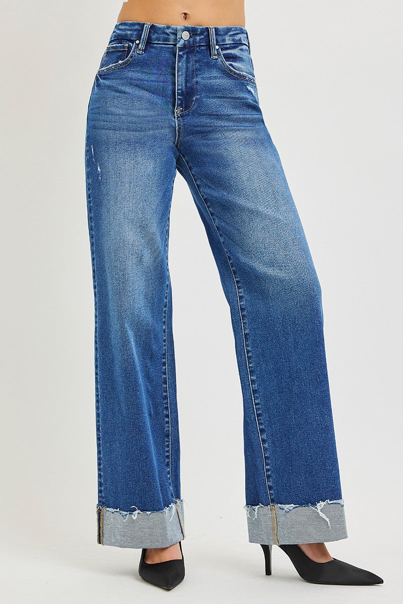 Weitbein-Jeans aus mittelblauem Denim mit fransigem, umgeschlagenem Saum