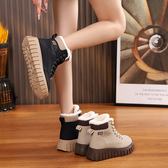 Schwarze Schnürstiefelette mit Kunstfellkragen und hoher Profilsohle