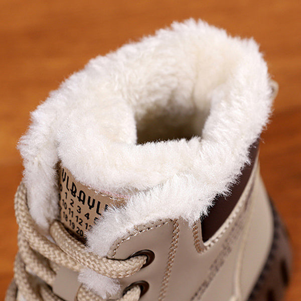 Nahaufnahme: beige Stiefelette mit Kunstfellkragen und Schnürung