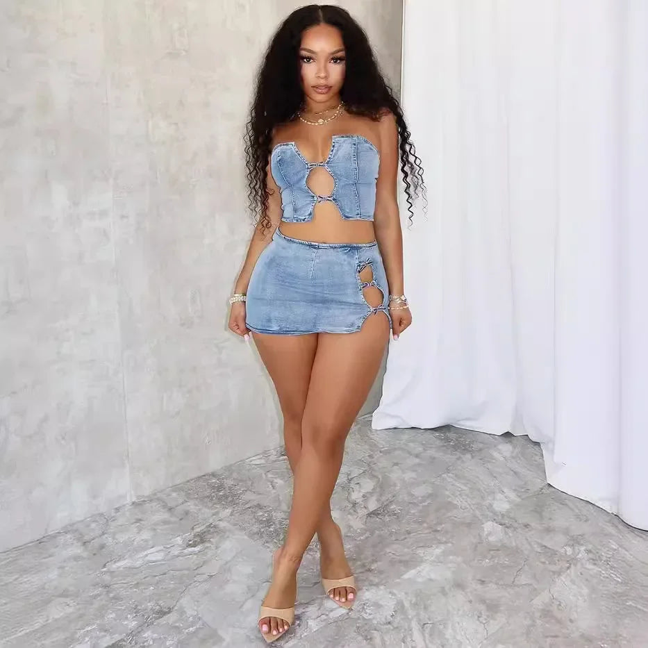 Ensemble jean bleu clair : haut crop sans bretelles ajouré et mini-jupe courte fendillée