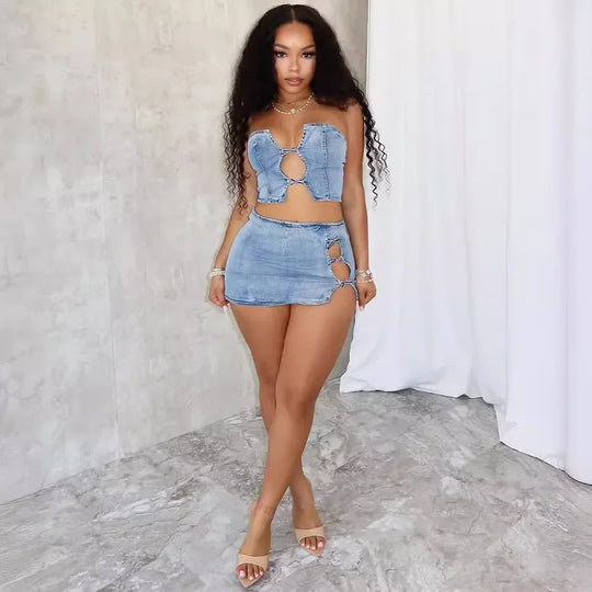 Ensemble jean bleu clair : haut crop sans bretelles ajouré et mini-jupe courte fendillée