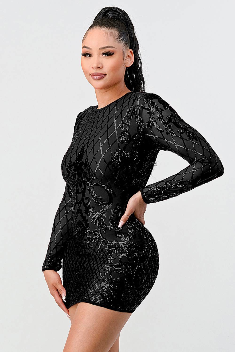 Vestido mini ceñido negro de lentejuelas con patrón geo floral y escote redondeado