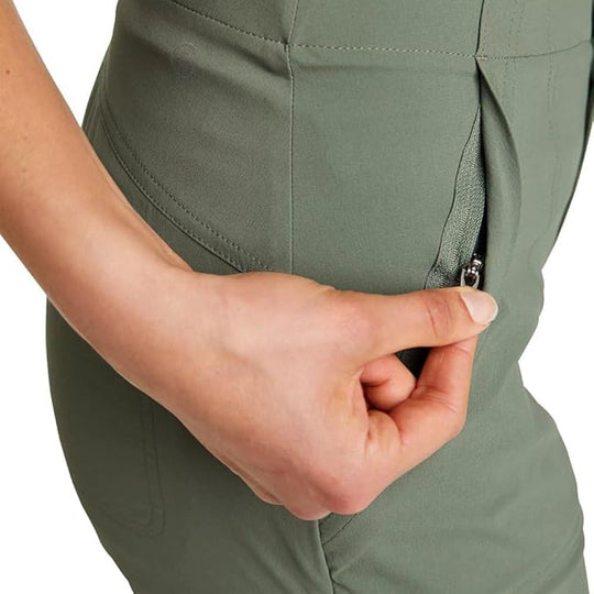 Seitliches Detail: Tasche mit Reißverschluss an Bermuda-Shorts