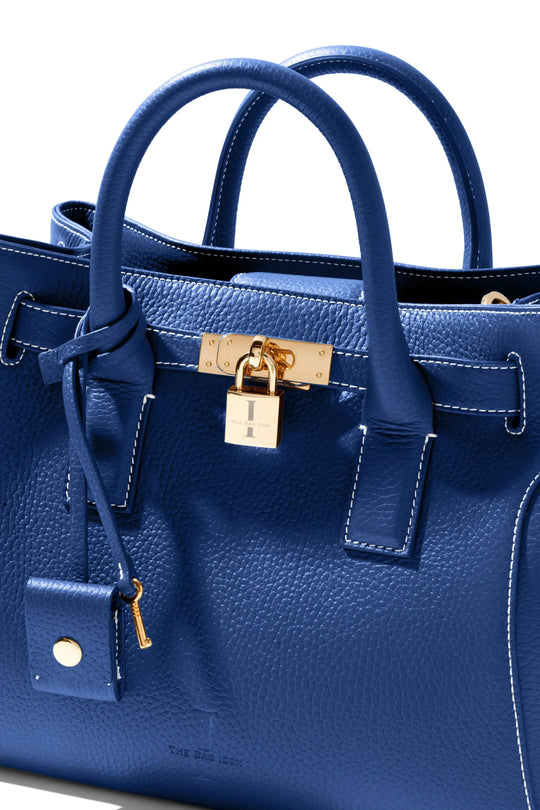 THE SHARON CLAUDIA Handtasche Royal Blue, vordere Kantennaht und Schließe mit Logoplatte