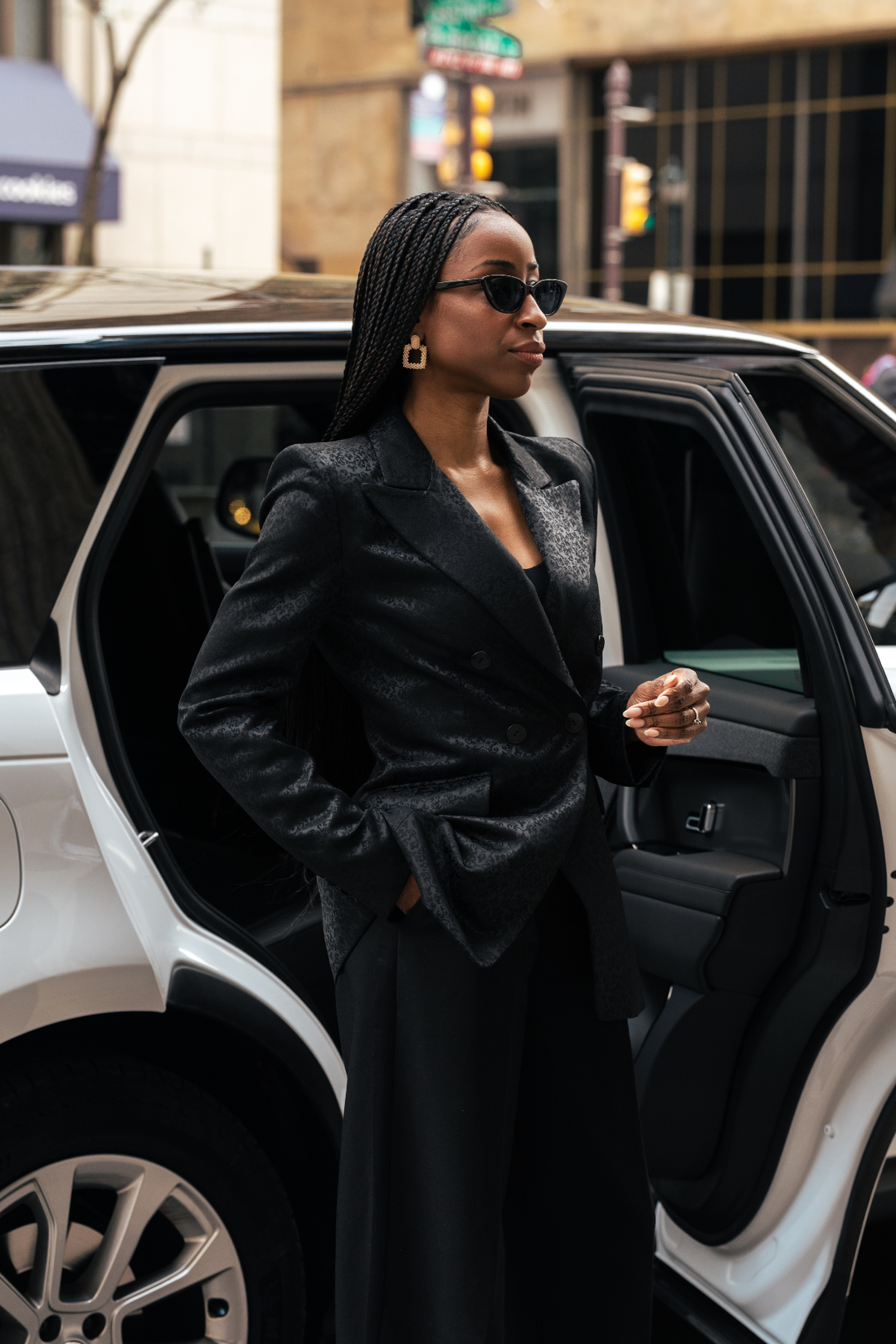 Black blazer by ARIAR: tailored single-breasted look with notch lapels and long sleeves
