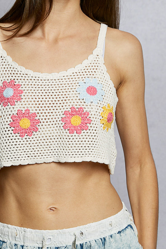 Close-up: Ivory crochet cropped cami mit bunten Blumenstickereien am Vorderteil