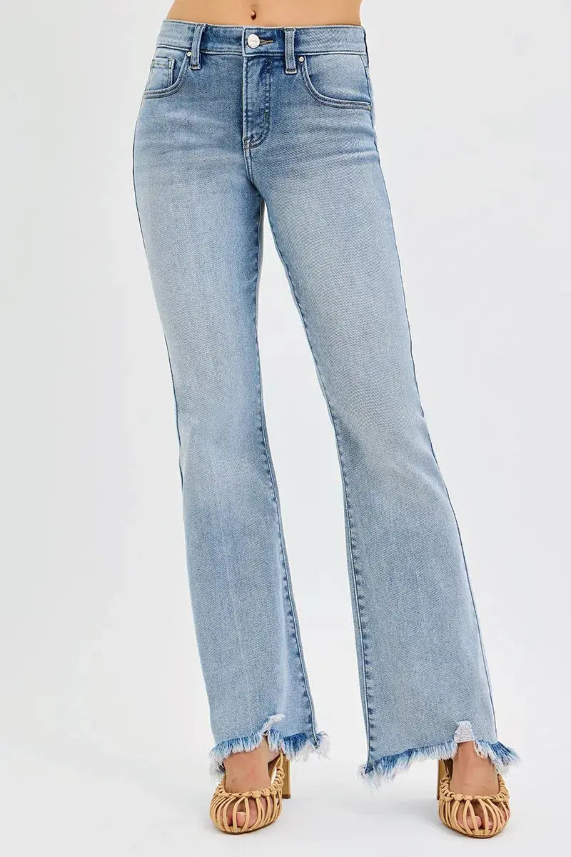 Jeans hinten: weit fallendes Bein in hellblauem Denim, ausgefranster Saum