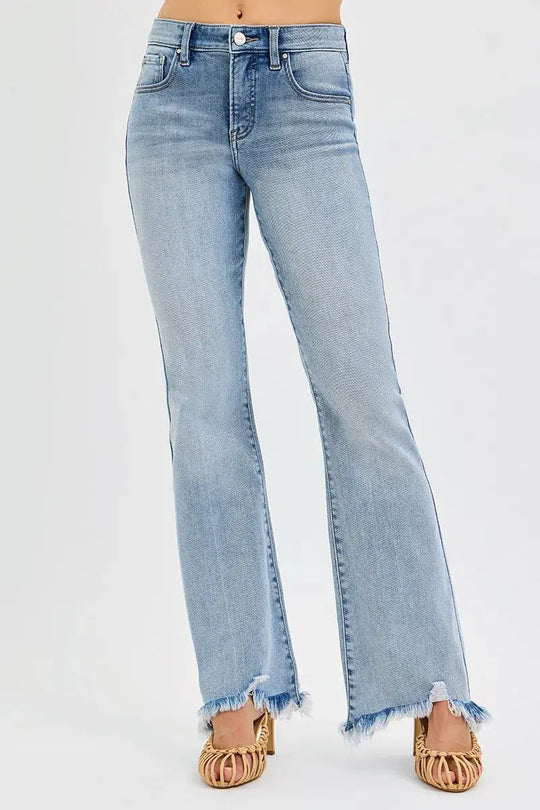 Jeans hinten: weit fallendes Bein in hellblauem Denim, ausgefranster Saum