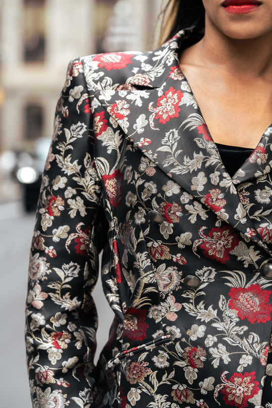 Blazer mit V-Ausschnitt und Revers, schwarzes Blumenmuster in Rot und Gold, Knopf