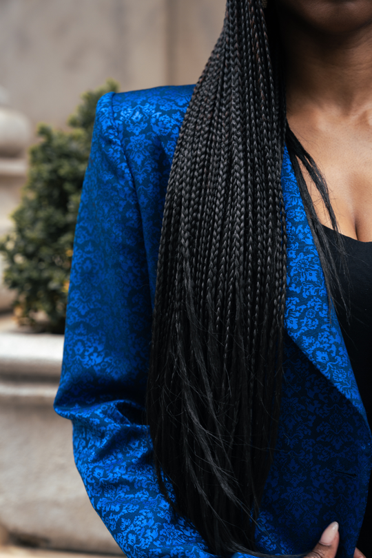 Premier Blazers: blauer Blazer, Detail von Ärmelsaum und strukturiertem Stoffmuster
